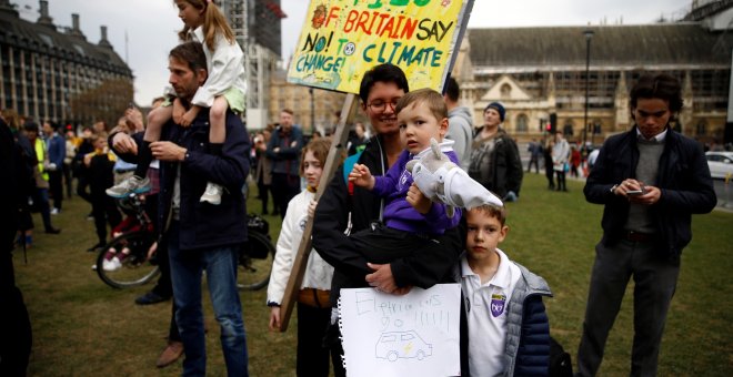 Una madre se manifiesta contra el cambio climático junto a sus hijos en el Reino Unido./ REUTERS