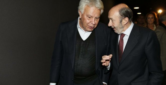 Felipe González y Alfredo Pérez Rubalcaba. EFE