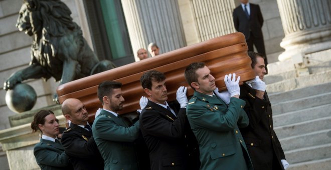 10/05/2019.- El féretro del exsecretario general del PSOE Alfredo Pérez Rubalcaba, fallecido a medio día de este viernes como consecuencia de un ictus que sufrió hace dos días, a su llegada al Congreso donde esta tarde se ha abierto su capilla ardiente. E