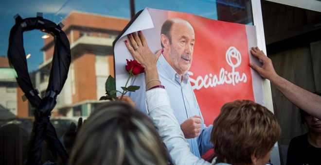 Cartel del exvicepresidente del Gobierno socialista Alfredo Pérez Rubalcaba, colocado en la sede del partido en la localidad cántabra de Solares, localidad natal del político, tras su fallecimiento. EFE/Pedro Puente Hoyos