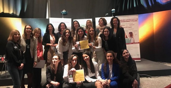 Imagen tomada en el momento de la entrega del premio. / Universidad de Sevilla