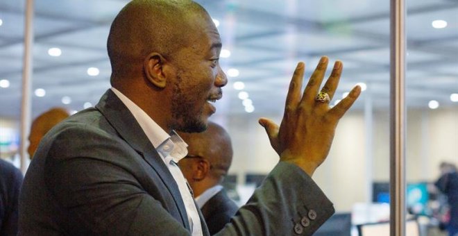 El líder del partido opositor Alianza Democrática, Mmusi Mmaimane, saluda a su llegada a la Comisión Independiente Electoral, este viernes en Pretoria (Sudáfrica). El escrutinio de los votos de las elecciones generales concluye con el presidente sudafric