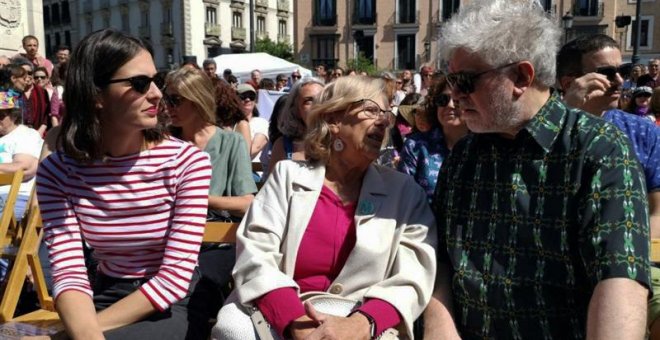 El cineasta Pedro Almodóvar (d) ha acudido este sábado a apoyar a la alcaldesa de Madrid y candidata a la reelección Manuela Carmena (c), en el acto de feminismo que la candidata de Más Madrid celebra junto a mujeres de su candidatura como Rita Maestre (i