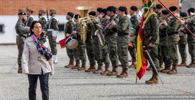 07/05/2019.- La ministra de Defensa en funciones, Margarita Robles, pasa revista a la tropa durante la visita que realiza hoy a la base "Cid Campeador" en Burgos. EFE/Santi Otero