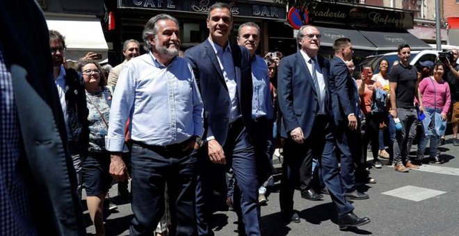 13/05/2019.- El secretario general del PSOE y presidente del Gobierno en funciones, Pedro Sánchez (2i), visita Puente de Vallecas en compañía del candidato a la Comunidad, Ángel Gabilondo (4i), y a la Alcaldía de Madrid, Pepu Hernández (i), y el secretari