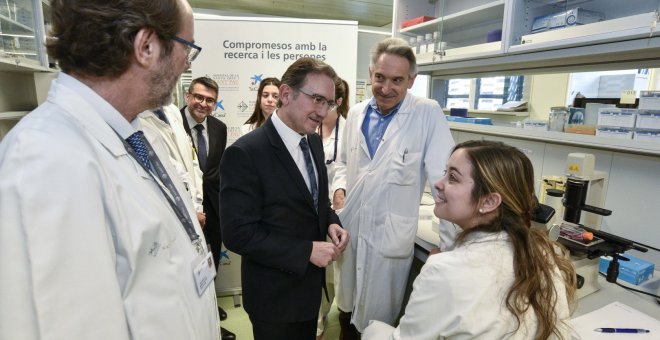 El director general de la Fundación Bancaria ”la Caixa”, Jaume Giró, acompañado por un equipo de doctores del Hospital de Sant Pau, ha visitado el laboratorio momentos antes de la presentación de un ensayo clínico único de inmunoterapia para cáncer linfát