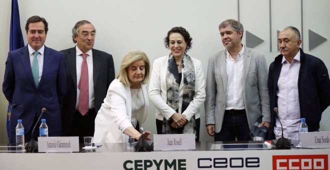 El entonces presidente de Cepyme y actual presidente de CEOE, Antonio Garamendi, su antecesor en la patronal, Juan Rosell, la exministra de Empleo Fátima Bañez, la ministra de Trabajo Magdalena Valerio, el secretario general de CC OO Unai Sordo y el secre