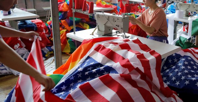 Un trabajador fabrica banderas nacionales de los Estados Unidos en la fábrica de banderas Jiahao en Fuyang, provincia de Anhui, China. | Reuters