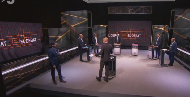 Aleix Sarri, de Junts per Catalunya, en el momento de abandonar el plató del debate electoral en TV3.