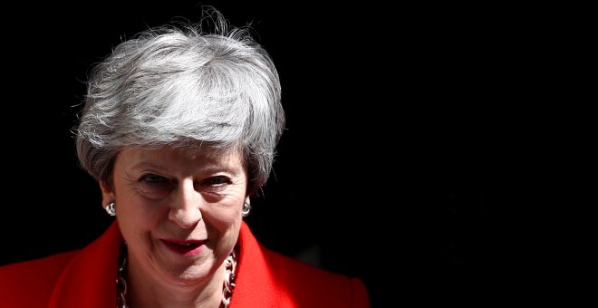 15/05/2019 - La primera ministra británica, Theresa May, saliendo de Downing Street en Londres. / REUTERS - HANNAH MCKAY