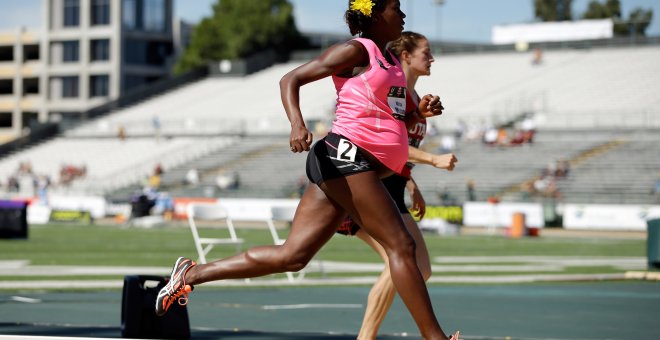 Alysia Montano corre embarazada en la primera ronda de los 800 metros de carrera de mujeres durante el día 2 del Campeonato al aire libre el 26 de junio de 2014 en Sacramento, California. Ezra Shaw / AFP