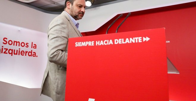 17/05/2019.- El secretario del Área de Organización del PSOE, José Luis Ábalos, durante la rueda de prensa posterior a una reunión que la Comisión Ejecutiva del partido ha celebrado en la sede de la calle Ferraz, en Madrid. EFE/David Fernández