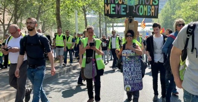 Camelia con una pancarta en la que pone “Fin du monde, fin du mois, même combat” (Final del mundo, final de mes, mismo combate”). En una de las manifestaciones de los chalecos amarillos / Max