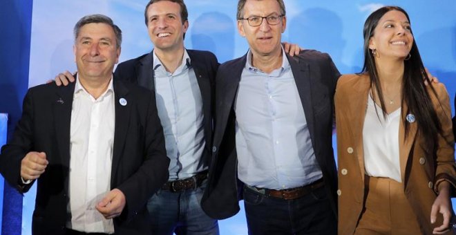 El presidente del PP, Pablo Casado (2i) y el líder del PP gallego, Alberto Núñez Feijóo (c), acompañado por el alcalde y candidato a la reelección, Manolo Ruiz Rivas (i), y la número dos a la alcaldía, Ana Ruiz (d) participan en un acto electoral esta mañ