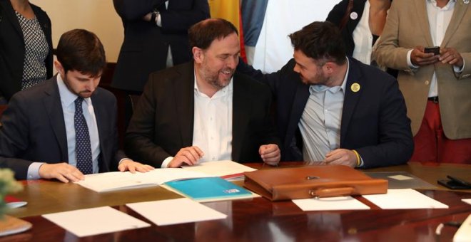 Oriol Junqueras conversa con Gabriel Rufián en el Congreso de los Diputados, a donde ha llegado desde la cárcel de Soto del Real para tramitar su acta parlamentaria. - EFE