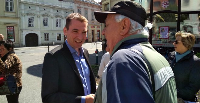 Benedek Jávor habla con un vontante en Sopron.