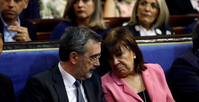 21/05/2019.- La presidenta del PSOE, Cristina Narbona, conversa con el senador electo Manuel Cruz, durante la constitución del Senado. Hoy se inicia a la XIII Legislatura con una sesión en la que tomarán posesión los senadores elegidos en las urnas del 28