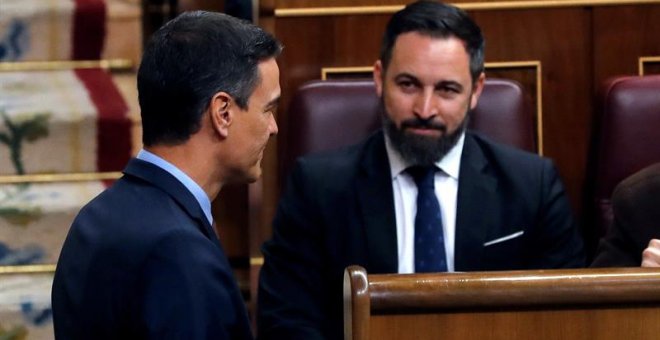 El presidente del Gobierno en funciones, Pedro Sánchez, y el líder de Vox, Santiago Abascal, antes del inicio de la sesión constitutiva de la XIII Legislatura. EFE/Ballesteros