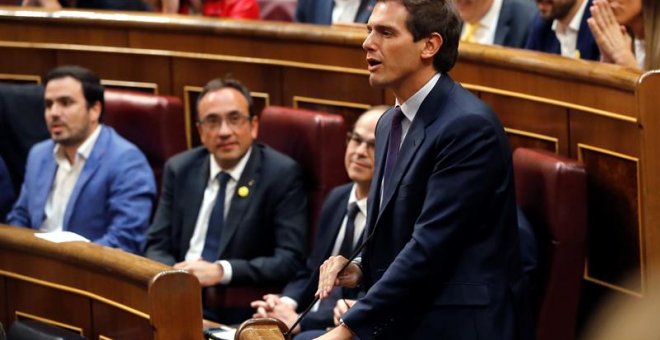 El líder de Ciudadanos,Albert Rivera, jura su cargo, durante la sesión constitutiva de las nuevas Cortes Generales de la XIII Legislativa que se celebra este martes en el Congreso de los Diputados. EFE/Ballesteros