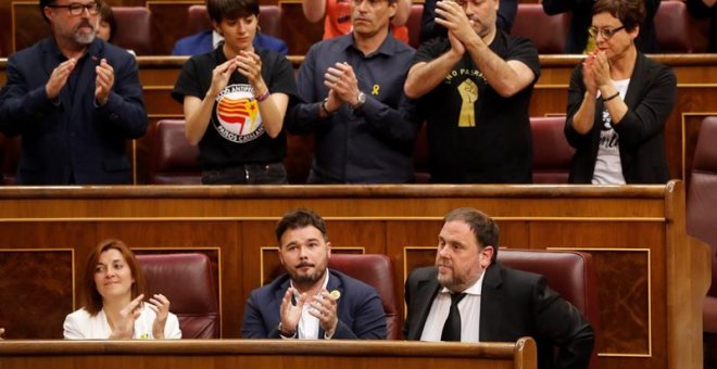 21/5/2019.-El líder de ERC, Oriol Junqueras, que se encuentra en prisión provisional, es aplaudido por sus compañeros tras jurar o prometer su cargo durante la sesión constitutiva de las nuevas Cortes Generales de la XIII Legislativa que se celebra este m