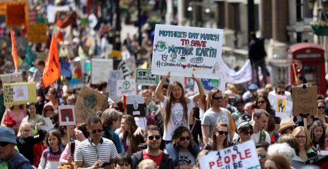 12/05/2019 - Activistas de 'Extinction Rebellion' participan en una marcha contra el cambio climático en el Día Internacional de la Madre en Londres, Gran Bretaña, 12 de mayo de 2019 | REUTERS/ Simon Dawson