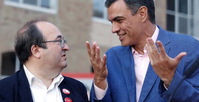 El presidente del Gobierno, Pedro Sánchez, conversa con el secretario general del PSC , Miquel Iceta, en Barcelona. (ANDREU DALMAU | EFE)