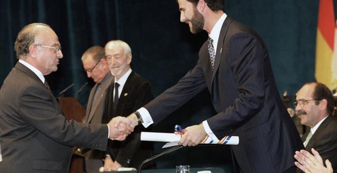 - Fotografía de archivo ( 23-10-1998) del médico Joaquín Sanz Gadea (i), mientras recibe el Premio Príncipe de Asturias de la Concordia 1998, compartido con Nicolás Castellanos, Vicente Ferrer y Mohamed Yunus, de manos del entonces príncipe Felipe, durant