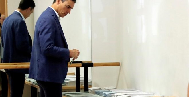 El presidente del gobierno Pedro Sánchez, vota esta mañana en un colegio de la localidad madrileña de Pozuelo de Alarcón. Menos de un mes después de las elecciones generales, 35.277.728 de ciudadanos están llamados este domingo a votar en las locales y ot