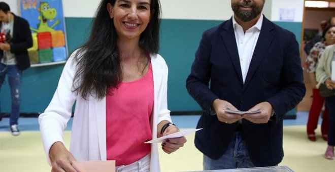 La candidata de Vox a la Comunidad, Rocío Monasterio, junto al economista de Vox Iván Espinosa de los Monteros (d), ha ejercido su derecho al voto en el Colegio San Agustín de Madrid, este domingo en el que se celebran los comicios europeos, municipales y