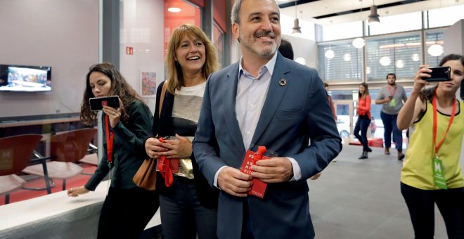 candidato del PSC a la alcaldía de Barcelona, Jaume Collboni, acompañado por su número 2, Laia Bonet (i), a su llegada a la sede del partido en Barcelona donde harán el seguimiento de los resultados electorales de las elecciones del 26M | EFE/Susanna Sáez