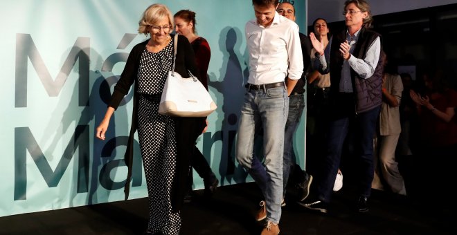 La alcaldesa de Madrid, Manuela Carmena, acompañado del candidato de esta formación a la Comunidad de Madrid Íñigo Errejón, tras su comparecencia esta noche para valorar los resultados de las elecciones municipales y autonómicas. EFE/ Ballesteros