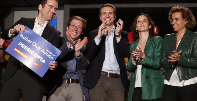 El presidente del Partido Popular Pablo Casado (c), la candidata al Parlamento Europeo Dolors Monserrat (2d), los candidatos del PP a la Comunidad de Madrid, Isabel Díaz Ayuso (2d), y al Ayuntamiento, José Luis Martínez-Almeida (2i), y el secretario gener