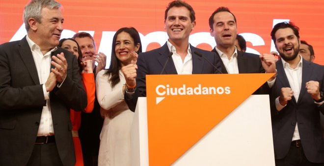 El líder de Ciudadanos, Albert Rivera (c), con el resto de su equipo durante su comparecencia en la sede del partido para valorar los resultados de las elecciones municipales, autonómicas y europeas. EFE/ Kiko Huesca