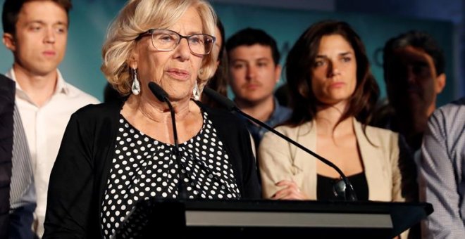 La alcaldesa de Madrid, Manuela Carmena, durante su comparecencia este domingo para valorar los resultados de las elecciones al Ayuntamiento. /EFE