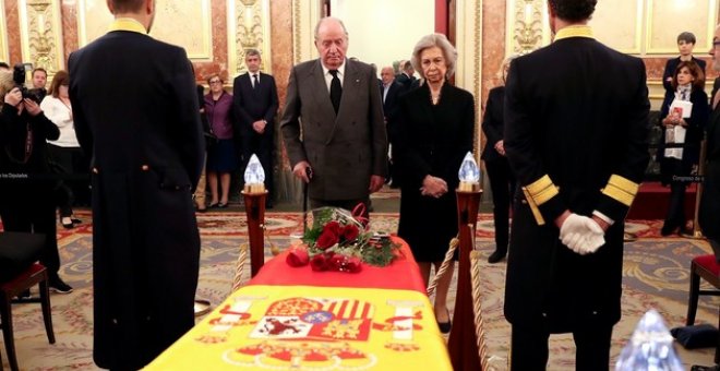 Los reyes eméritos Juan Carlos I y doña Sofía en la capilla ardiente de Alfredo Pérez Rubalcaba en el Congreso de los Diputados. – CASA REAL.