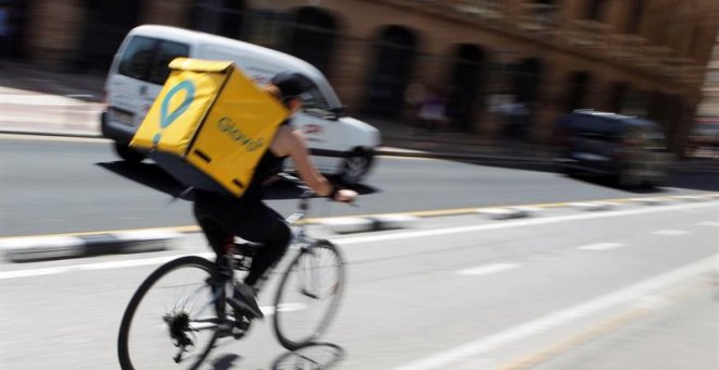 28/05/2019.-Las plataformas digitales de reparto a domicilio como Delivero, Glovo o Ubereats están bajo lupa en España, donde se cuestiona el tipo de vinculación laboral con sus repartidores, más aún después de la muerte de uno de ellos el sábado y la cel