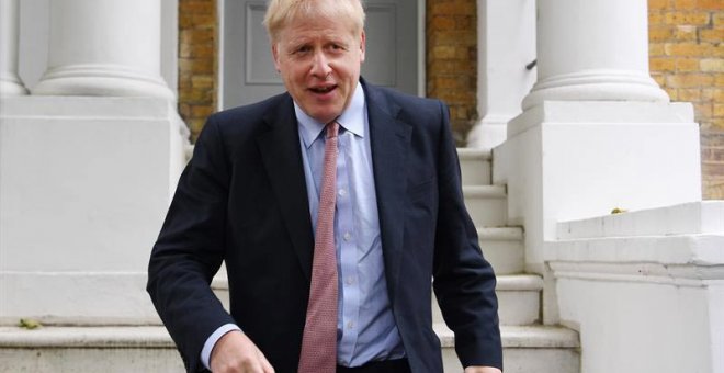 Boris Johnson sale de su residencia en Londres. (ANDY RAIN | EFE)