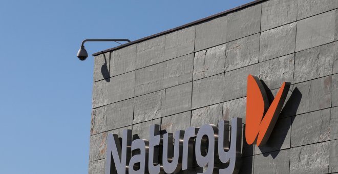 El logo de Naturgy en su sede en la madrileña Avenida de San Luis. REUTERS