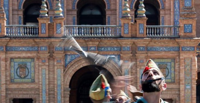 Unos legionarios muestran unos ejercicios con fusiles durante la Exposición Estática de Material de las Fuerzas Armadas (FAS) en el Parque de María Luisa de Sevilla. EFE