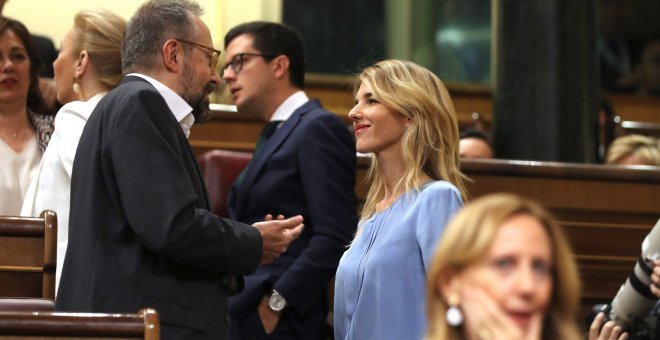 Cayetana Álvarez de Toledo conversando con el diputado de Ciudadanos Juan Carlos Girauta. EFE