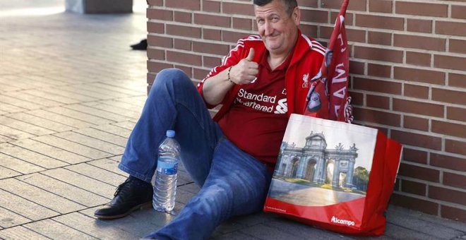 Un aficionado del Liverpool, en Madrid. EFE/EPA/Paco Campos