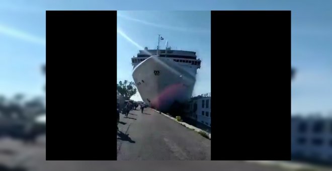 Momento en el que un crucero turístico choca contra un muelle veneciano.