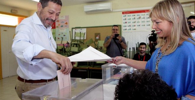 El presidente de CPM y actual líder de la oposición, Mustafa Aberchán, deposita su voto en una urna para las elecciones del 26M, este domingo en un colegio electoral de Melilla. EFE/Francisco García Guerrero