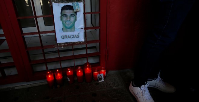 Homenaje al futbolista José Antonio Reyes frente al estadio Ramón Sánchez-Pizjuan, en Sevilla. | Reuters