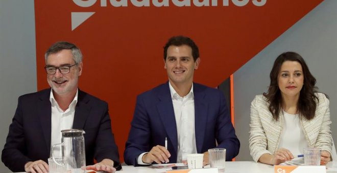 El presidente de Ciudadanos, Albert Rivera (i); la portavoz de la ejecutiva y secretaria de Formación, Inés Arrimadas; y el secretario general, José Manuel Villegas (i), durante la reunión del Comité Ejecutivo de la formación naranja celebrada este lunes