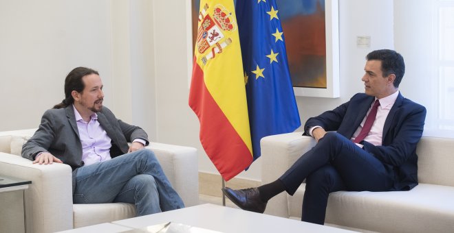 El presidente del Gobierno en funciones, Pedro Sánchez, junto al secretario general de Podemos, Pablo Iglesias, en La Moncloa.