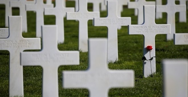 26/03/2019- Una rosa en el cementerio en memoria de los soldados caídos en el Desembarco de Normandía. / REUTERS - Stephane Mahe