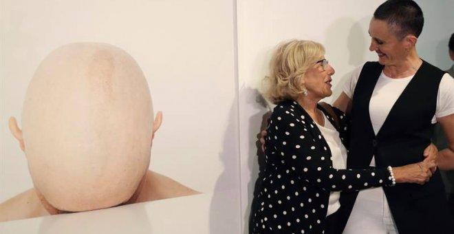 La alcaldesa de Madrid Manuela Carmena, y la fotógrafa española Mara León en la inauguración de PhotoEspaña. (J.J. GUILLÉN | EFE)