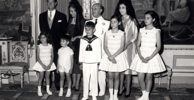 El dictador Francisco Franco posa con toda su familia durante la primera comunión de su nieto Francis Franco Martínez-Bordiú. En la primera fila: Merry, José Cristobal, Francis, Mariola y Carmen. | EFE