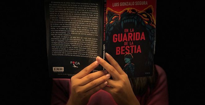 Portada del libro 'En la guarida de la bestia'. PÚBLICO